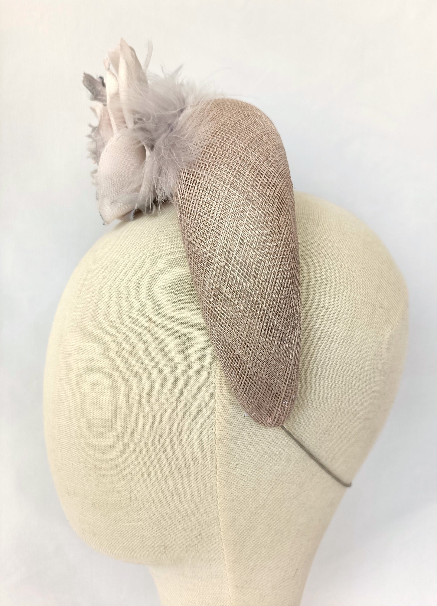 Diadema de fiesta gris con flor grande, Tocado elegante gris y rosa de tela para invitada, Diadema gris para boda.