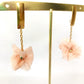 Pendientes elegantes color salmón clarito.