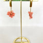 Pendientes elegantes de seda color salmón rosado.