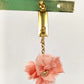 Pendientes elegantes de seda color salmón rosado.