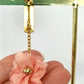 Pendientes elegantes de seda color salmón rosado.