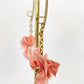 Pendientes elegantes de seda color salmón rosado.