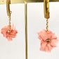 Pendientes elegantes de seda color salmón rosado.