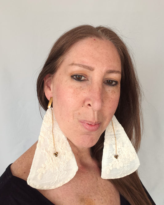 Pendientes de encaje marfil extragrandes, estilo boho ultrafemenino.
