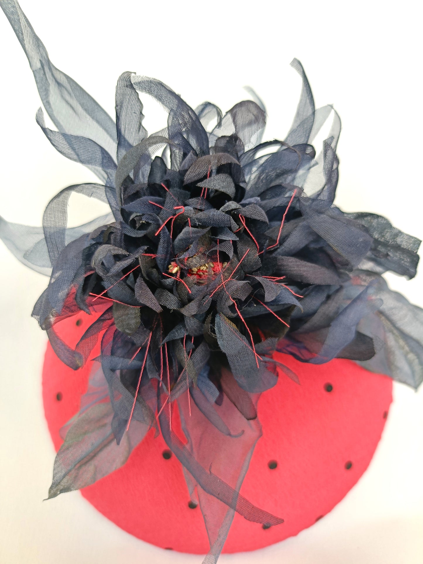 Tocado botón rosa con lunares con adorno de flor de seda.