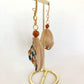 Pendientes largos elegantes para mujer – Joya llamativa azul y beige, regalo artesanal único para ella, accesorio rústico chic.