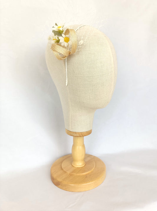 Tocado de margaritas de seda con velo y rulo de sinamay – elegante y rústico, cómodo y femenino – para novias e invitadas en bodas y eventos