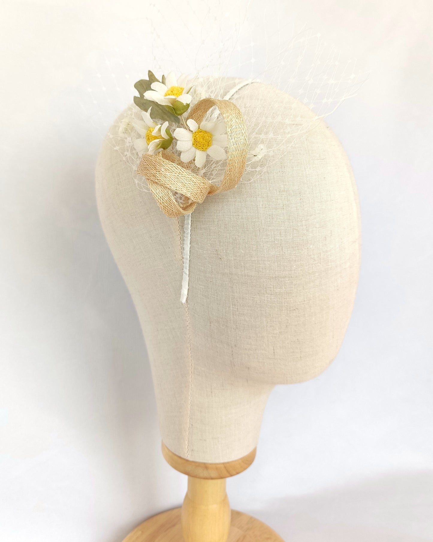 Tocado de margaritas de seda con velo y rulo de sinamay – elegante y rústico, cómodo y femenino – para novias e invitadas en bodas y eventos