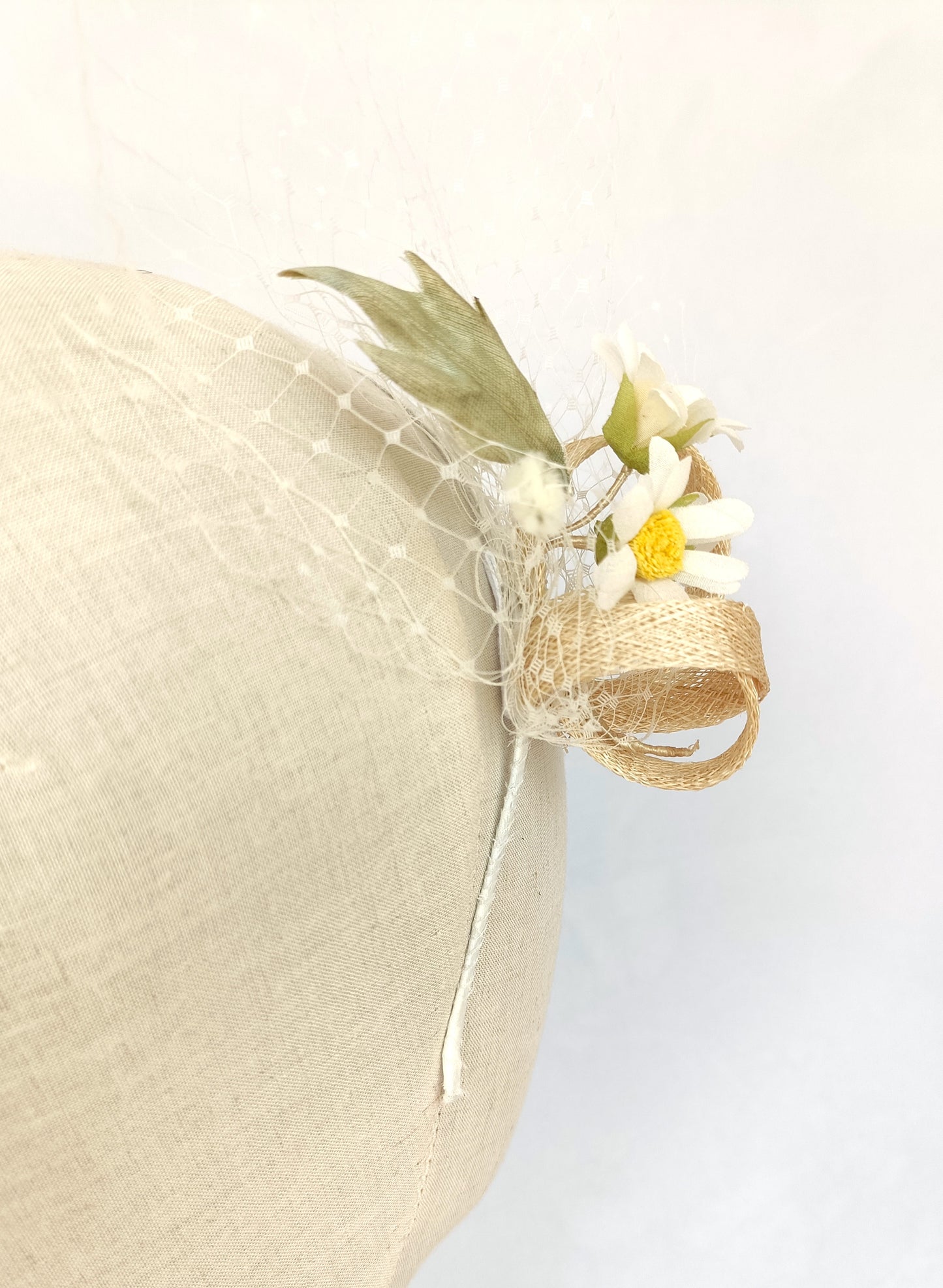 Tocado de margaritas de seda con velo y rulo de sinamay – elegante y rústico, cómodo y femenino – para novias e invitadas en bodas y eventos