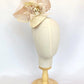 Tocado elegante beige de sinamay con flor de seda para bodas.