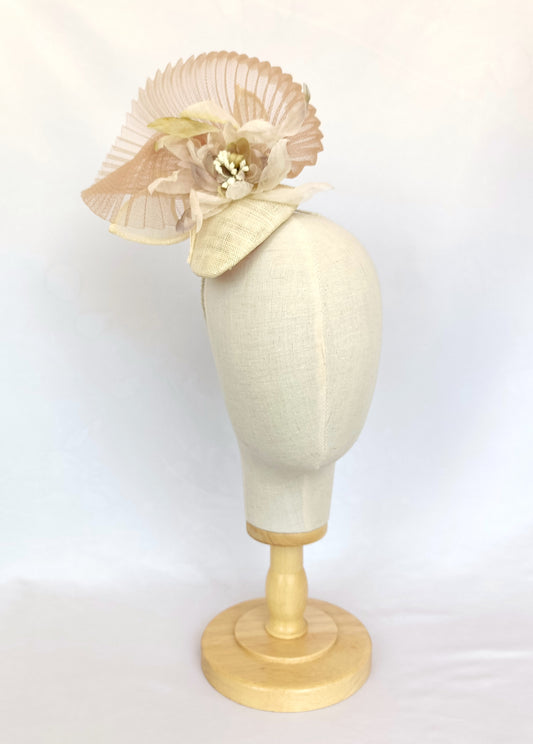 Tocado elegante beige de sinamay con flor de seda para bodas.