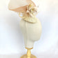Tocado elegante beige de sinamay con flor de seda para bodas.
