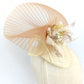 Tocado elegante beige de sinamay con flor de seda para bodas.