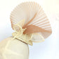 Tocado elegante beige de sinamay con flor de seda para bodas.