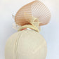 Tocado elegante beige de sinamay con flor de seda para bodas.
