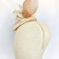 Tocado elegante beige de sinamay con flor de seda para bodas.
