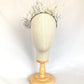 Diadema tocado de plumas gris marfil – Invitada elegante y ligera.