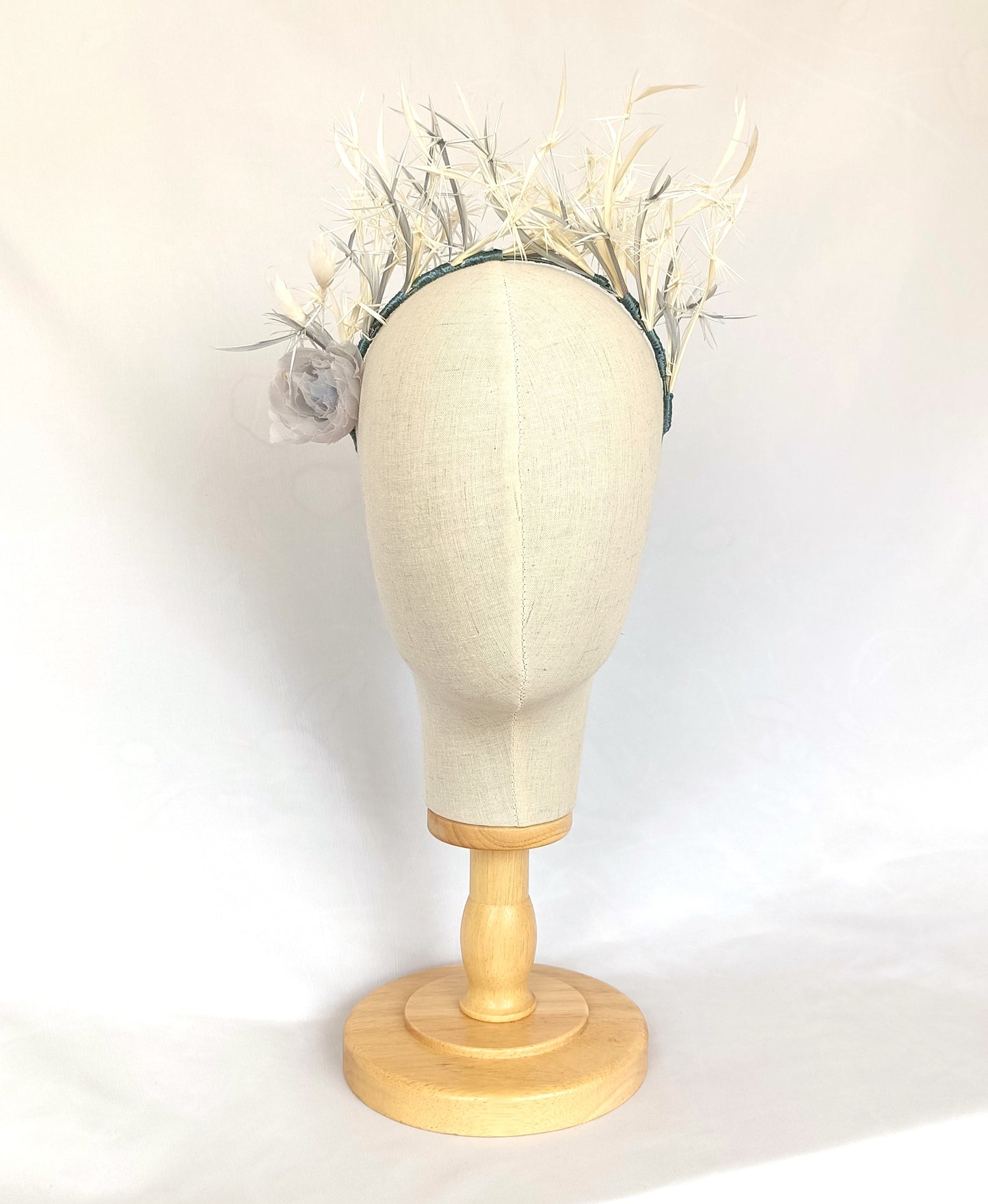 Diadema tocado de plumas gris marfil – Invitada elegante y ligera.