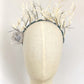 Diadema tocado de plumas gris marfil – Invitada elegante y ligera.