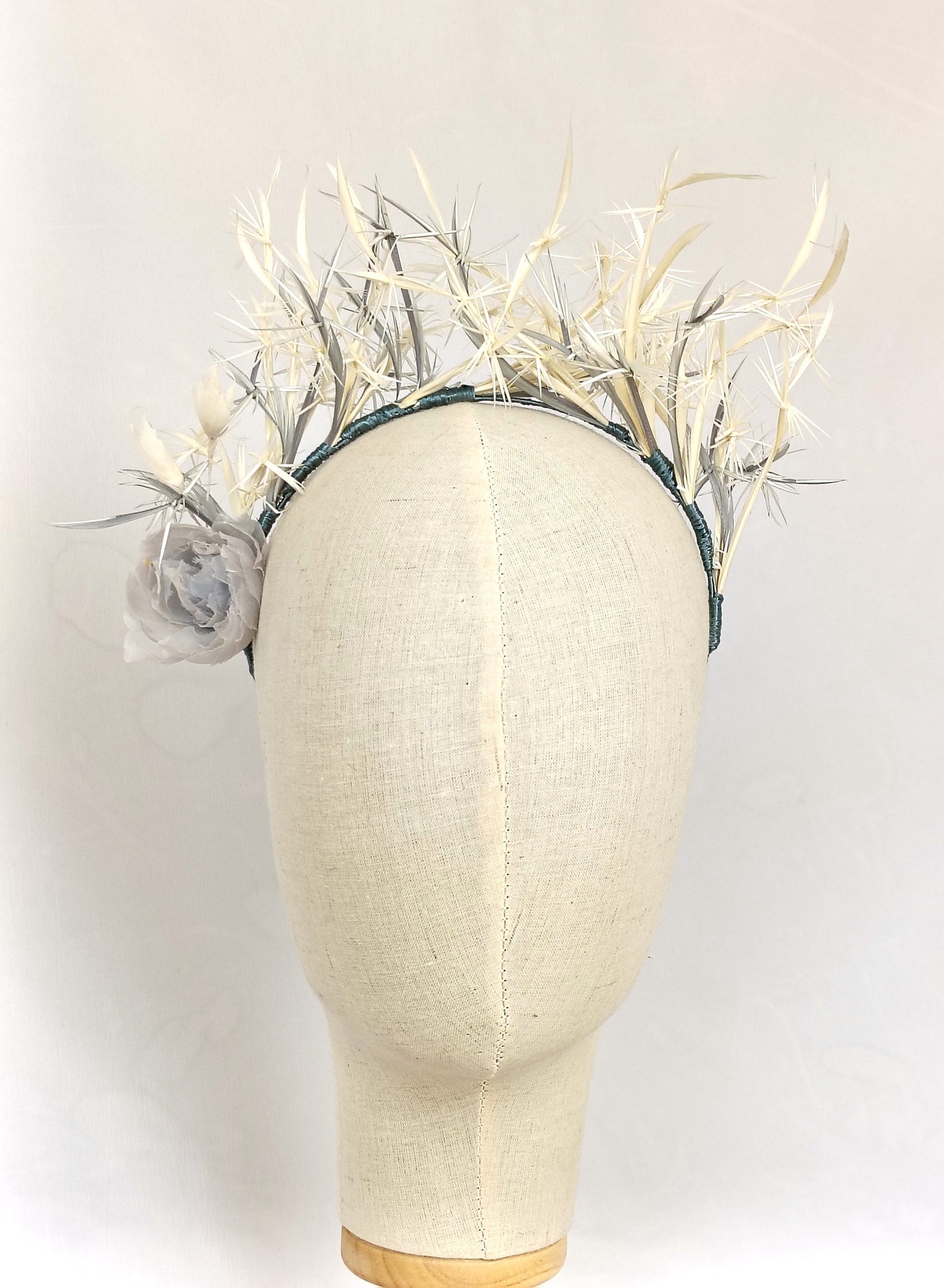 Diadema tocado de plumas gris marfil – Invitada elegante y ligera.