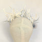 Diadema tocado de plumas gris marfil – Invitada elegante y ligera.