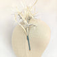 Diadema tocado de plumas gris marfil – Invitada elegante y ligera.