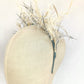 Diadema tocado de plumas gris marfil – Invitada elegante y ligera.
