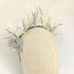 Diadema tocado de plumas gris marfil – Invitada elegante y ligera.