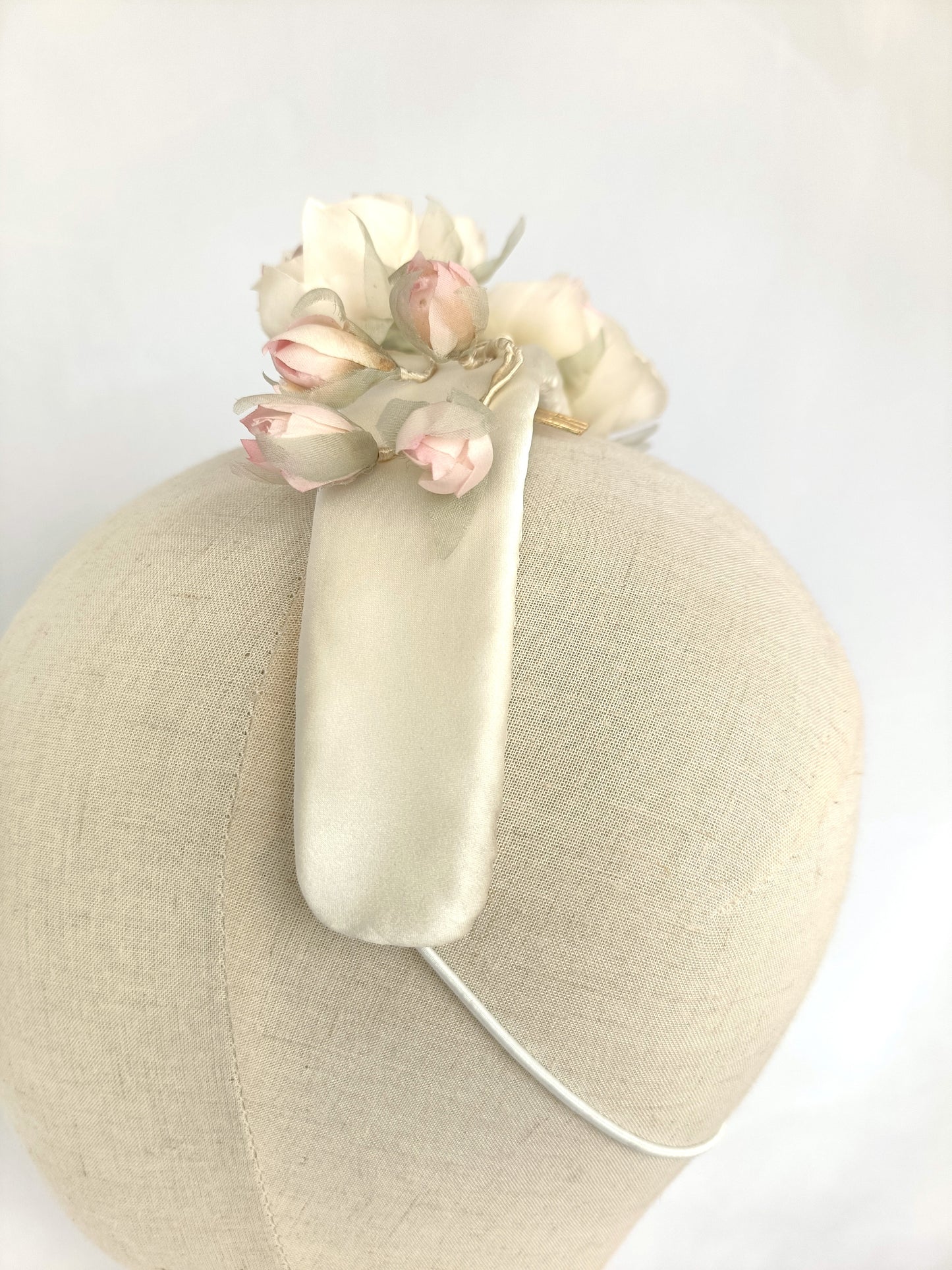 Tocado de novia en seda marfil y rosa – Diadema floral romántica hecha a mano.