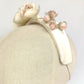 Tocado de novia en seda marfil y rosa – Diadema floral romántica hecha a mano.