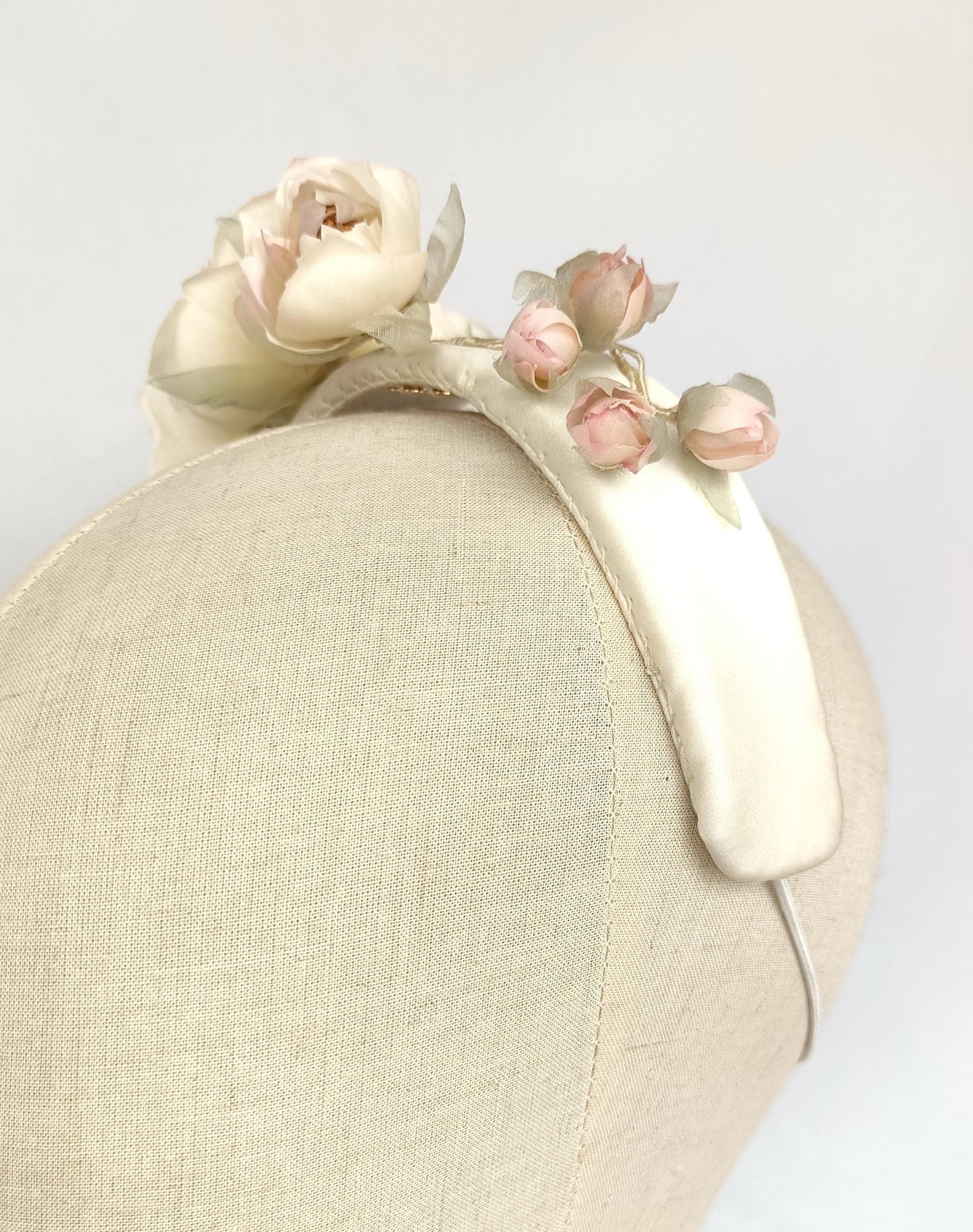 Tocado de novia en seda marfil y rosa – Diadema floral romántica hecha a mano.