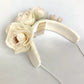 Tocado de novia en seda marfil y rosa – Diadema floral romántica hecha a mano.