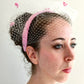 Elegante tocado de seda rosa para invitada, fascinator rosa con velo para boda, tocado rosa con velo blanco y flores para fiesta.