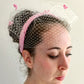 Elegante tocado de seda rosa para invitada, fascinator rosa con velo para boda, tocado rosa con velo blanco y flores para fiesta.