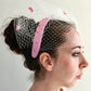 Elegante tocado de seda rosa para invitada, fascinator rosa con velo para boda, tocado rosa con velo blanco y flores para fiesta.