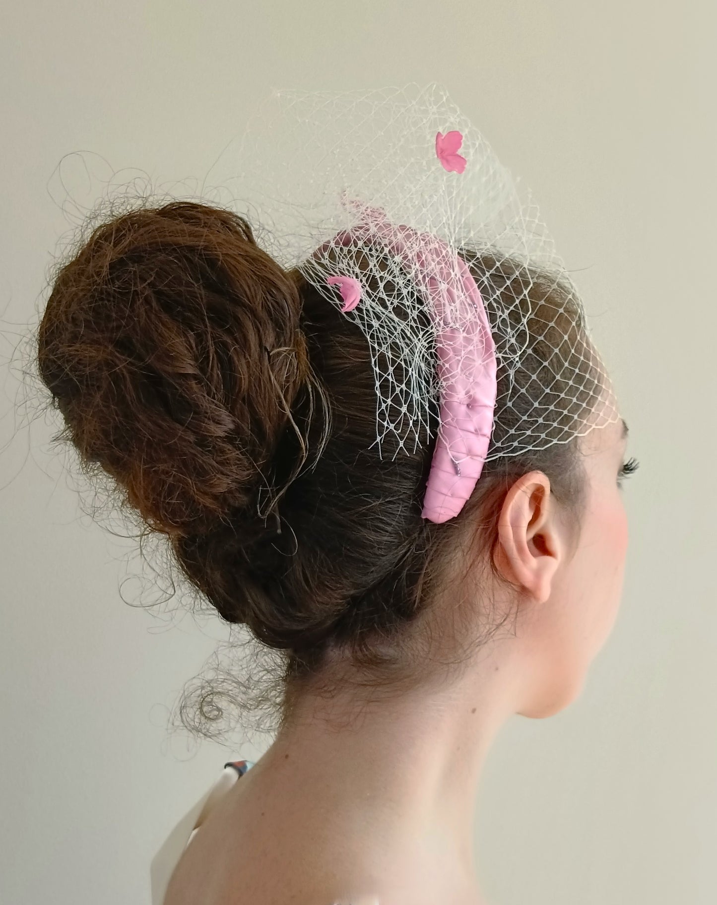 Elegante tocado de seda rosa para invitada, fascinator rosa con velo para boda, tocado rosa con velo blanco y flores para fiesta.