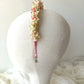 Diadema de flores preservadas en tonos rosa, blanco y beige