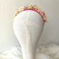 Diadema de flores preservadas en tonos rosa, blanco y beige