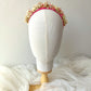 Diadema de flores preservadas en tonos rosa, blanco y beige