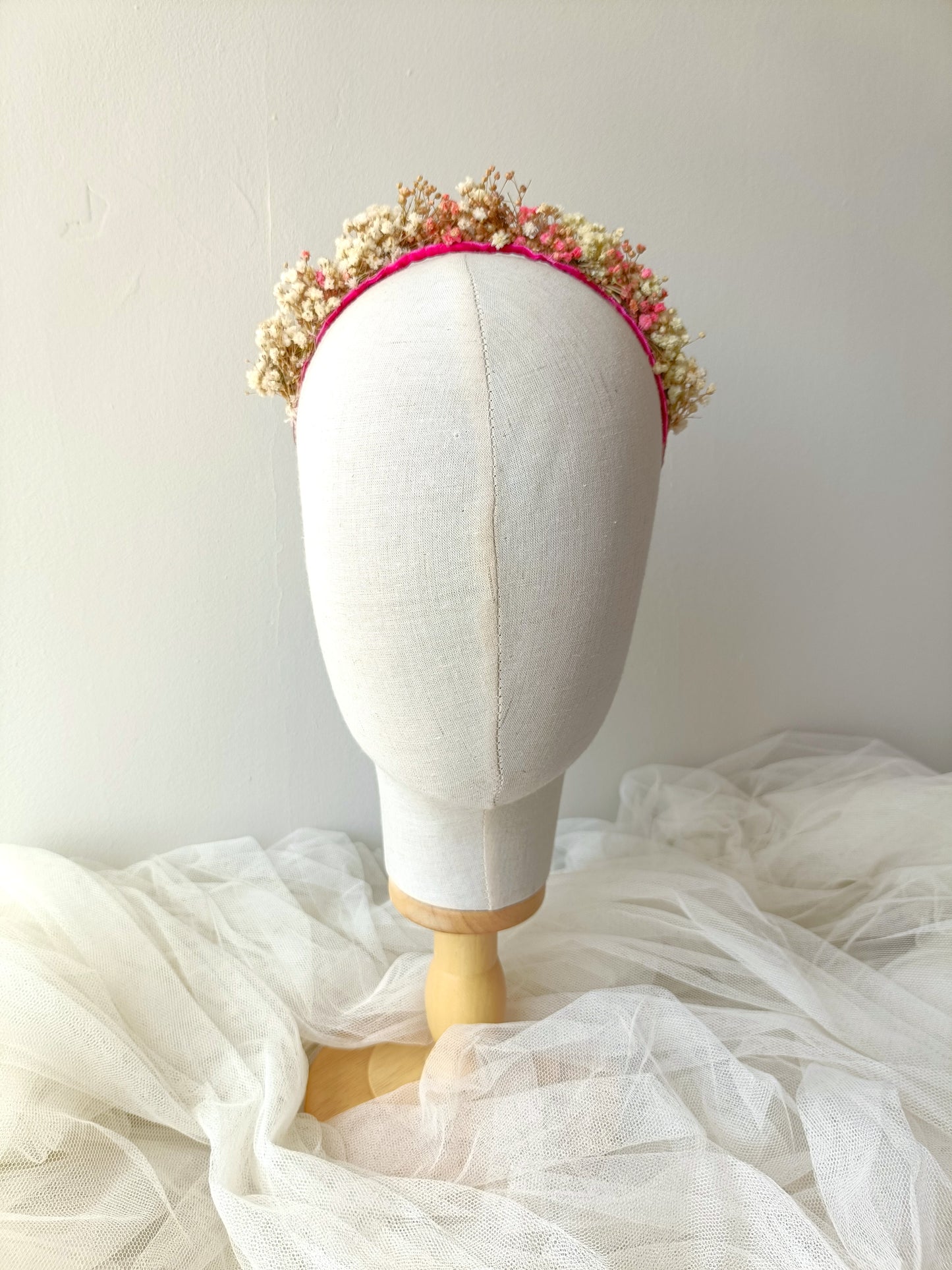 Diadema de flores preservadas en tonos rosa, blanco y beige