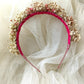 Diadema de flores preservadas en tonos rosa, blanco y beige