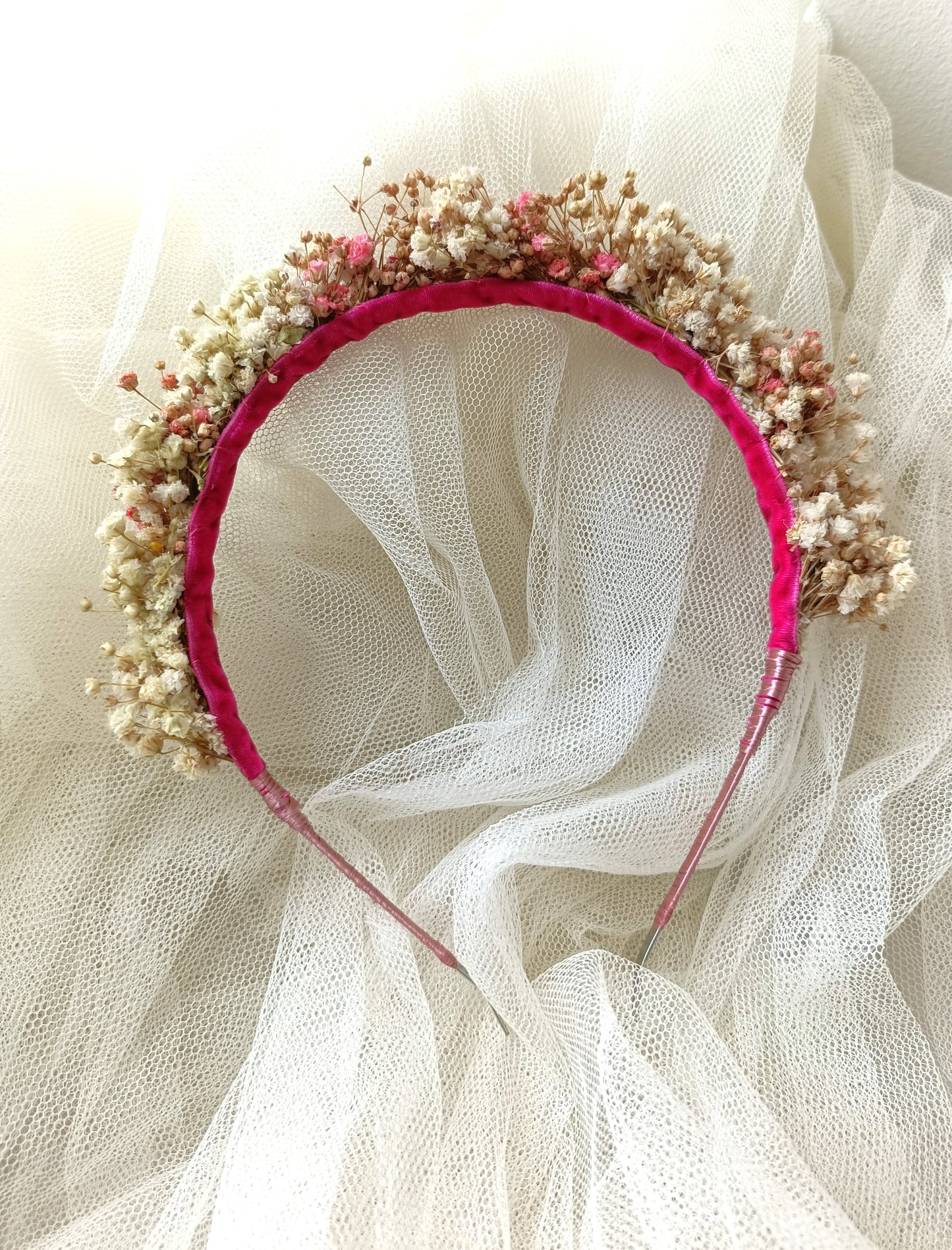 Diadema de flores preservadas en tonos rosa, blanco y beige