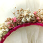 Diadema de flores preservadas en tonos rosa, blanco y beige