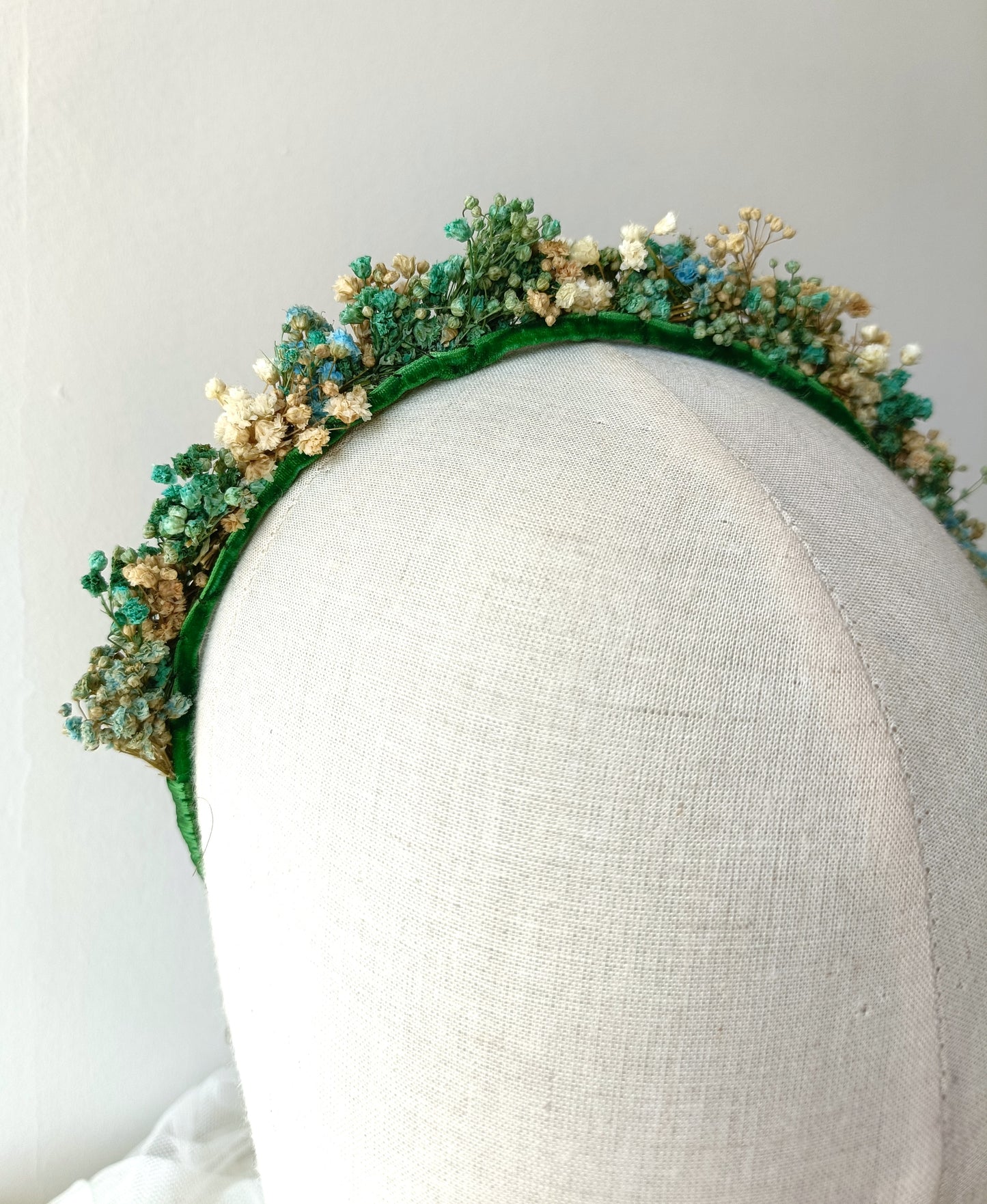 Diadema bohemia de paniculata preservada en tonos alegres.