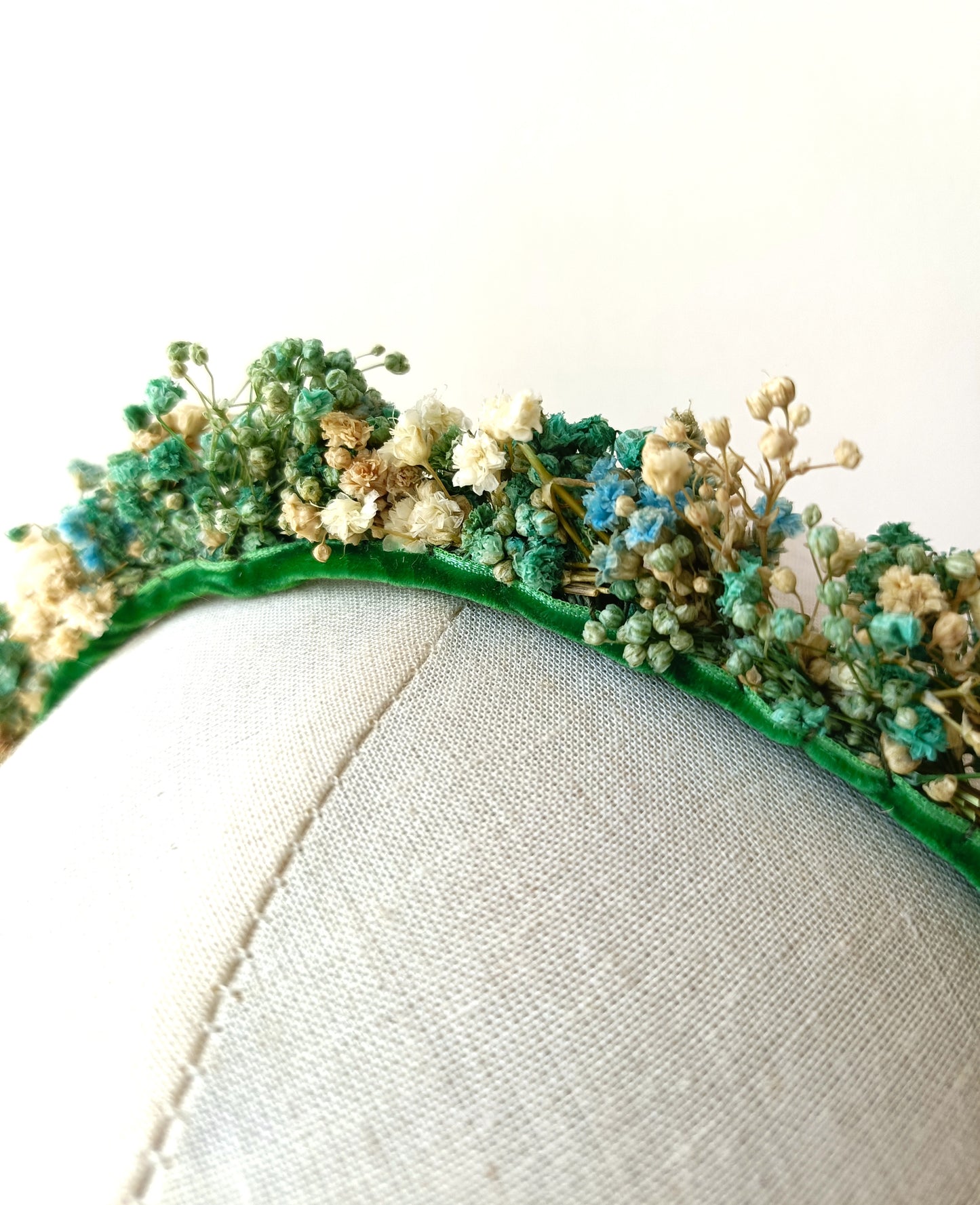 Diadema bohemia de paniculata preservada en tonos alegres.