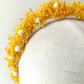 Diadema bohemia con flores preservadas en amarillo y blanco