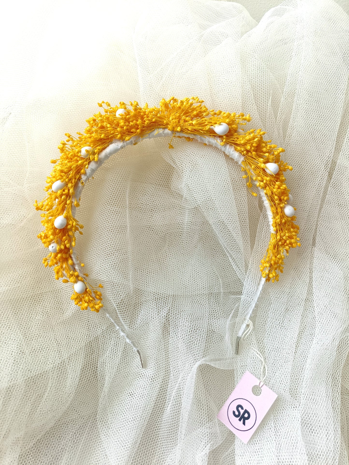 Diadema bohemia con flores preservadas en amarillo y blanco
