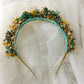 Diadema bohemia de flores preservadas en tonos suaves y alegres.