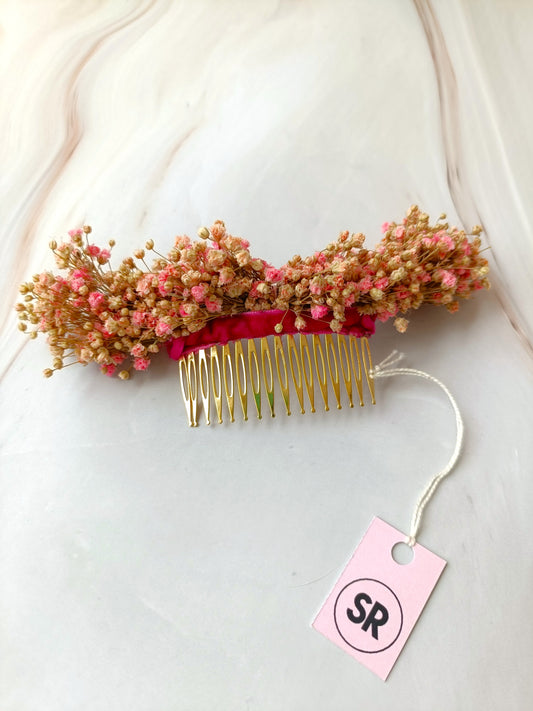 Peineta de flores preservadas en tonos beige y rosa, elegante y bohemia para boda o uso diario.