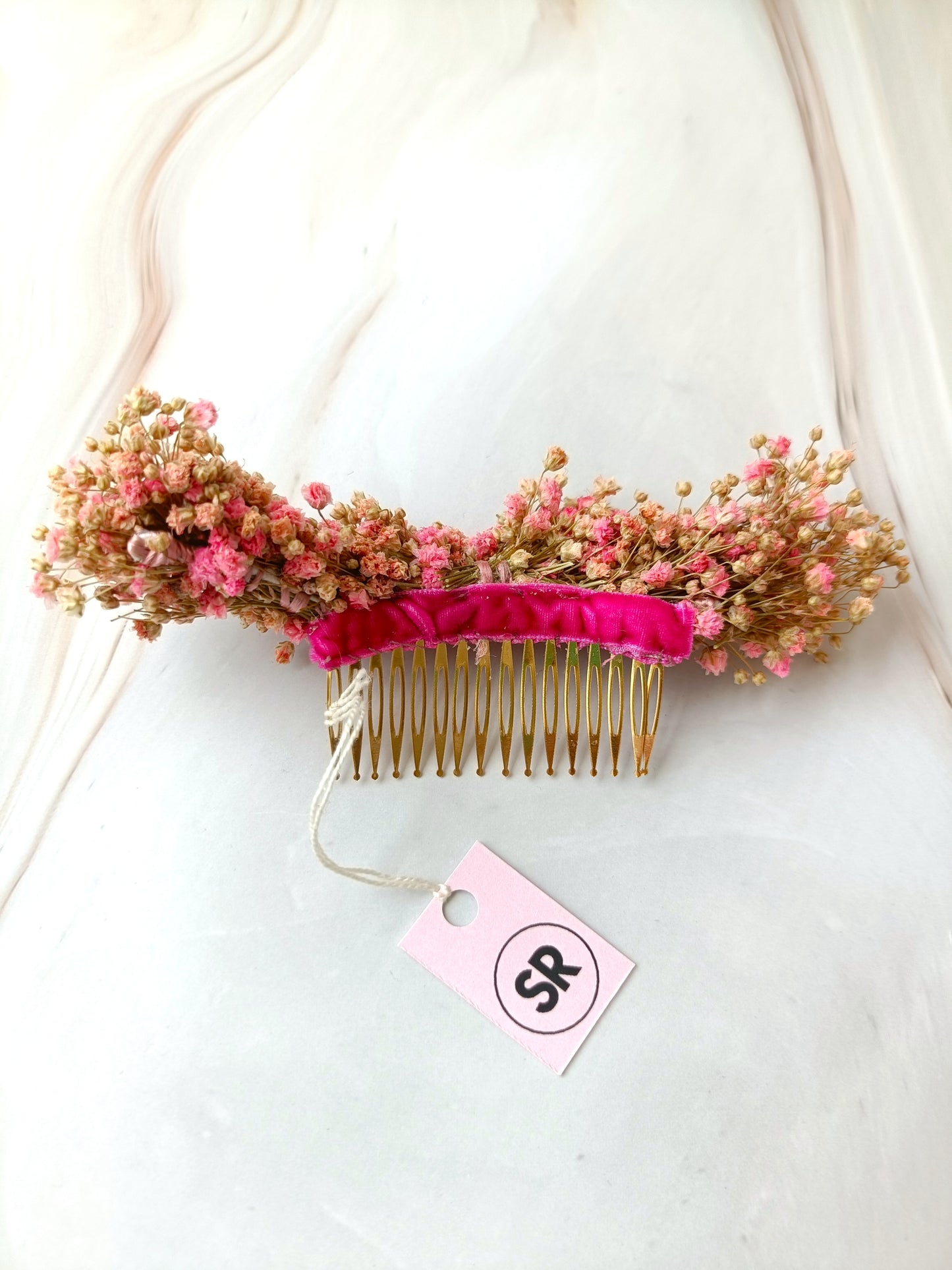 Peineta de flores preservadas en tonos beige y rosa, elegante y bohemia para boda o uso diario.